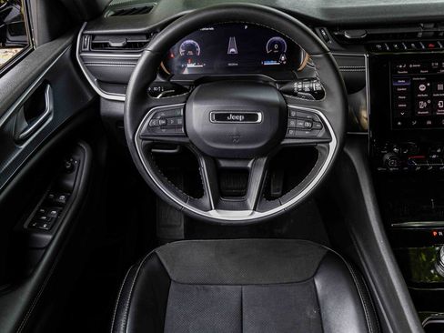 Used 2023 Jeep Grand Cherokee L Laredo image 16