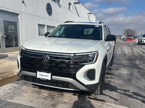 Used 2025 Volkswagen Atlas Peak Edition SE image 2