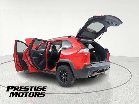 Used 2019 Jeep Cherokee Trailhawk w/ Cold Weather Group AWD/4WD image 16