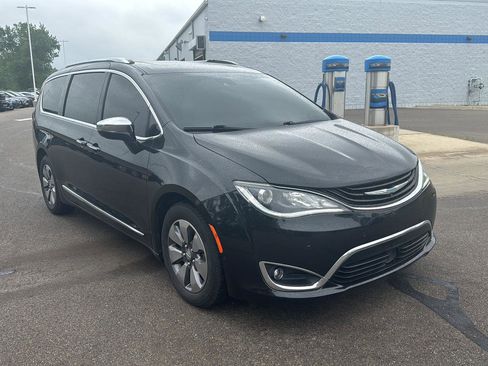 Used 2018 Chrysler Pacifica Limited FWD image 7