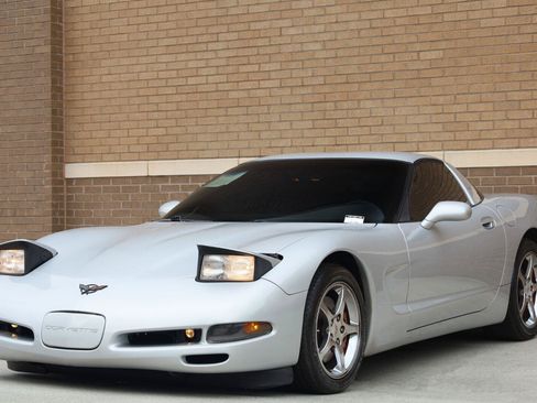 Used 2000 Chevrolet Corvette Coupe w/ Memory Pkg RWD image 9