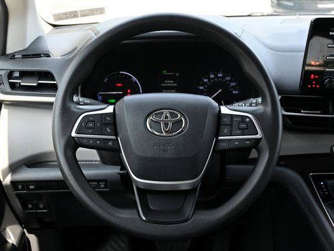 Used 2021 Toyota Sienna LE image 26