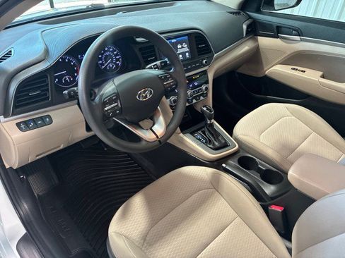 Used 2020 Hyundai Elantra SEL w/ Winter Weather Package FWD image 9