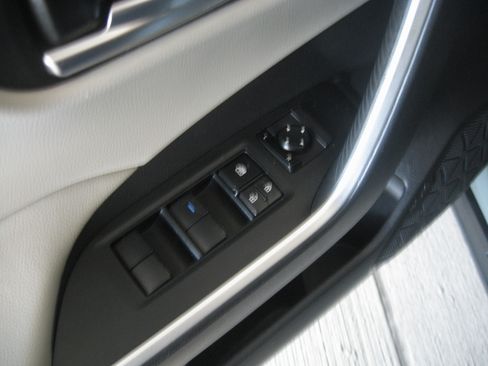 Used 2020 Toyota RAV4 XLE w/ Convenience Package image 12