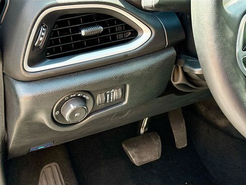 Used 2025 Chrysler Pacifica Select FWD image 10