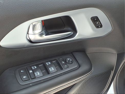 New 2026 Chrysler Pacifica Limited image 18