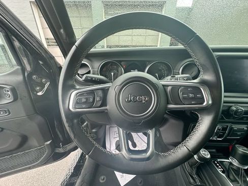 Used 2022 Jeep Wrangler Unlimited Sahara AWD/4WD image 16