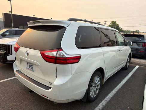 Used 2017 Toyota Sienna XLE Premium w/ Outdoor Package AWD/4WD image 4