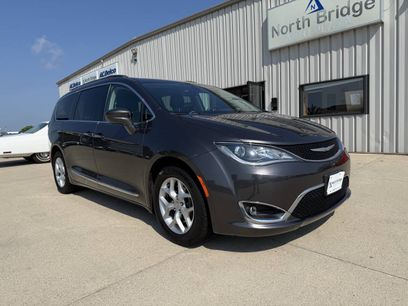 Used 2017 Chrysler Pacifica Touring-L w/ Tire & Wheel Group
