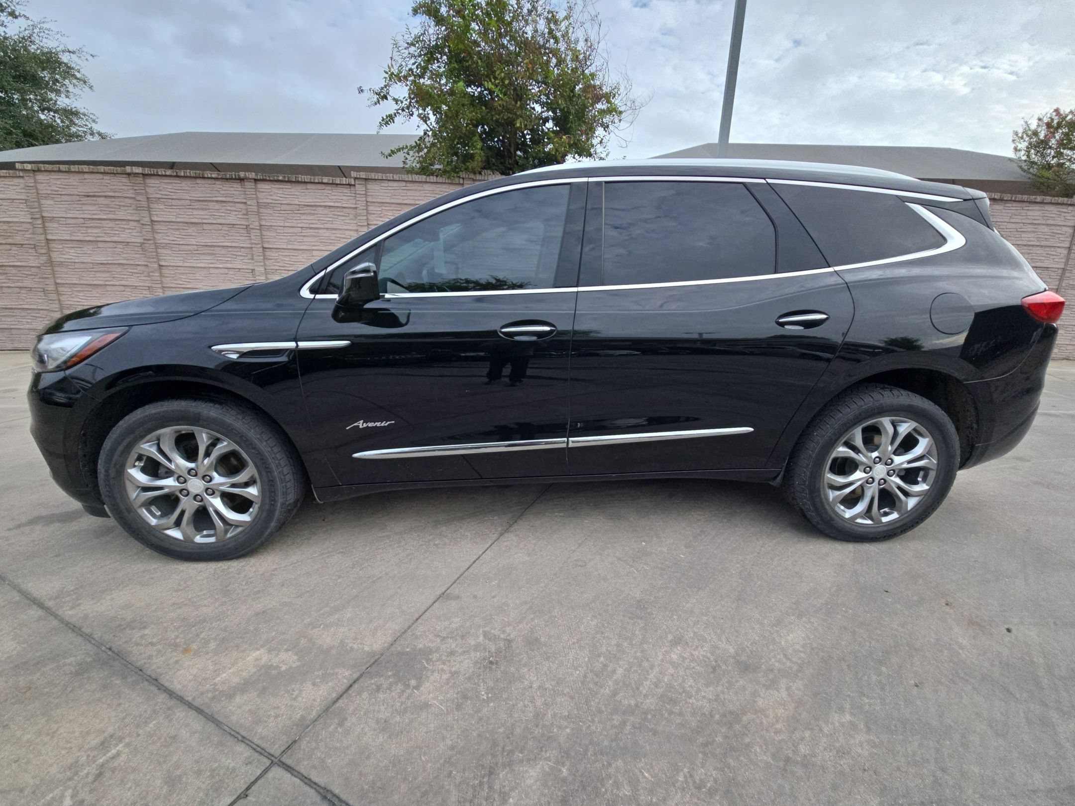 Used 2021 Buick Enclave Avenir w/ Avenir Technology Package FWD image 6