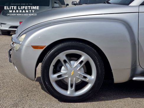 Used 2005 Chevrolet SSR w/ Preferred Equipment Group RWD image 6