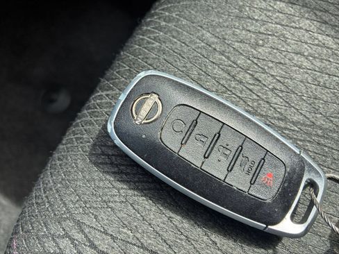 Used 2025 Nissan Rogue SV FWD image 27