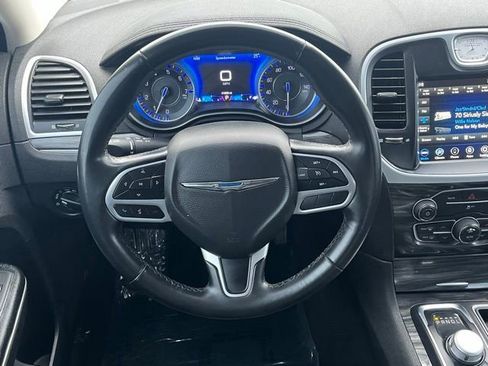 Used 2022 Chrysler 300 Touring w/ Sport Appearance Package image 10