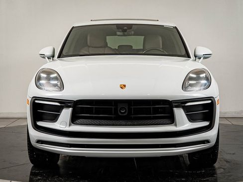Certified 2025 Porsche Macan image 11