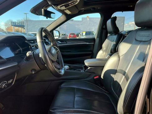 Used 2022 Jeep Grand Cherokee Overland w/ Luxury Tech Group IV image 16