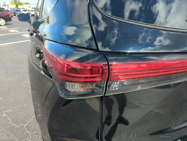 Used 2022 Toyota Highlander XLE FWD image 18