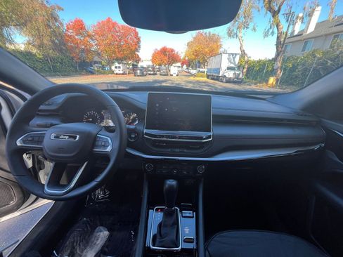 Used 2025 Jeep Compass Trailhawk image 32