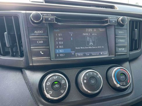 Used 2017 Toyota RAV4 LE AWD/4WD image 16