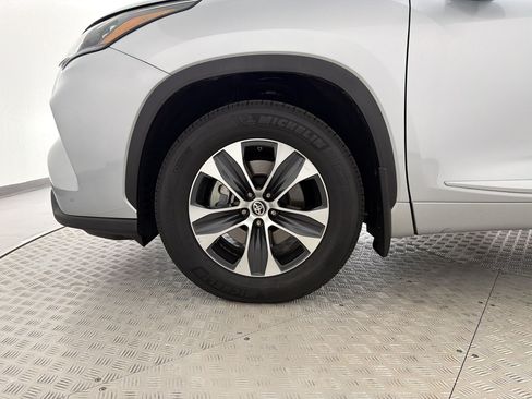 Used 2020 Toyota Highlander XLE AWD/4WD image 12