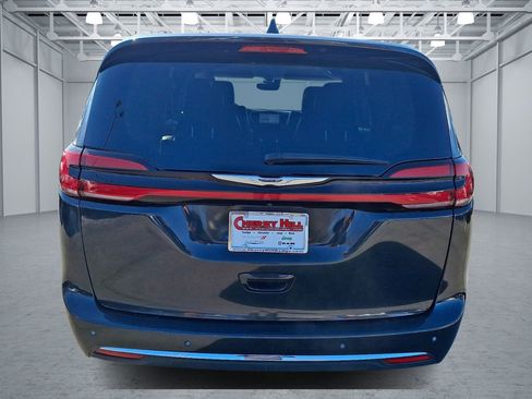 Used 2023 Chrysler Pacifica Touring-L image 4