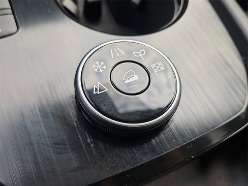 Certified 2025 Nissan Rogue SV image 16