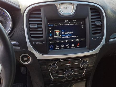 Used 2019 Chrysler 300 Touring image 10