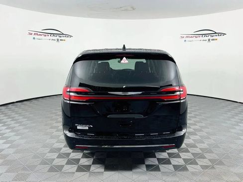 Used 2024 Chrysler Pacifica Touring-L FWD image 7