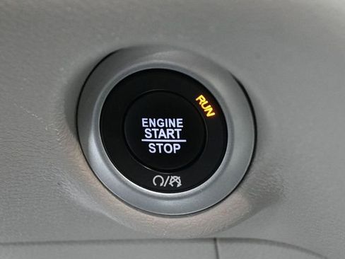 Used 2024 Chrysler Pacifica Touring-L FWD image 34