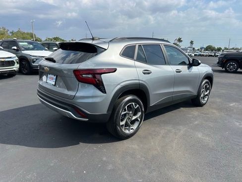 Used 2025 Chevrolet Trax LT w/ Driver Confidence Package image 6