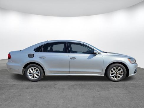 Used 2017 Volkswagen Passat 1.8T S image 2