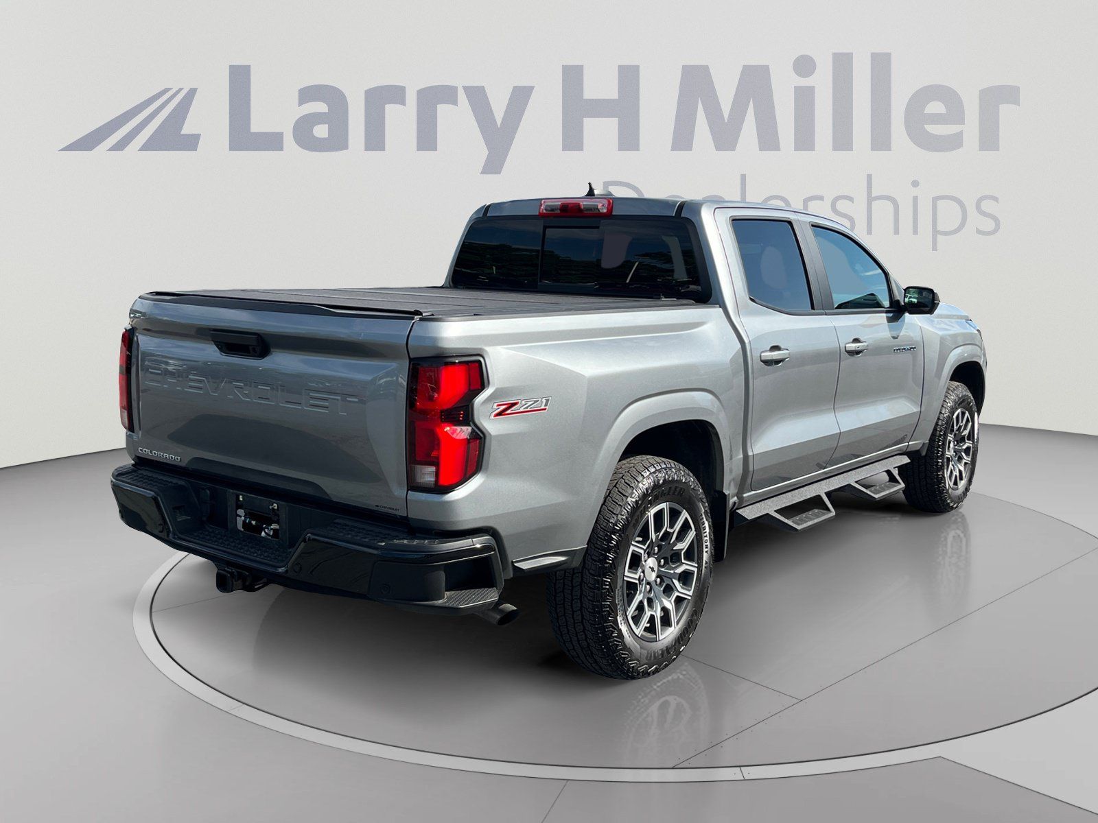 Used 2025 Chevrolet Colorado Z71 w/ Technology Package AWD/4WD image 5