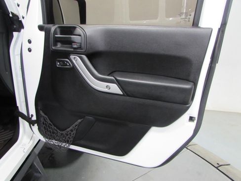 Used 2015 Jeep Wrangler Unlimited Sahara w/ Max Tow Package image 17