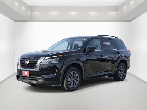 Used 2024 Nissan Pathfinder SV image 3