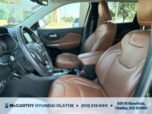 Used 2019 Jeep Cherokee Overland AWD/4WD image 4
