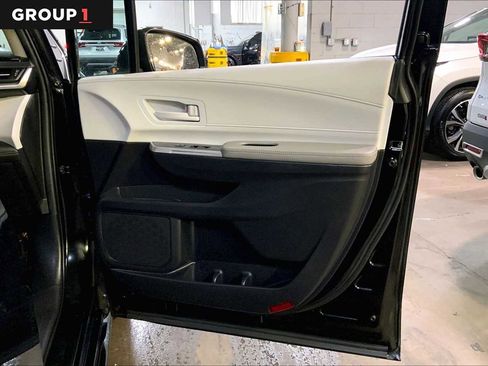 Certified 2025 Toyota Sienna LE image 23