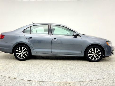 Used 2017 Volkswagen Jetta SE image 4
