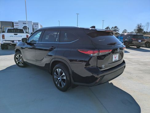 Used 2022 Toyota Highlander XLE FWD image 5