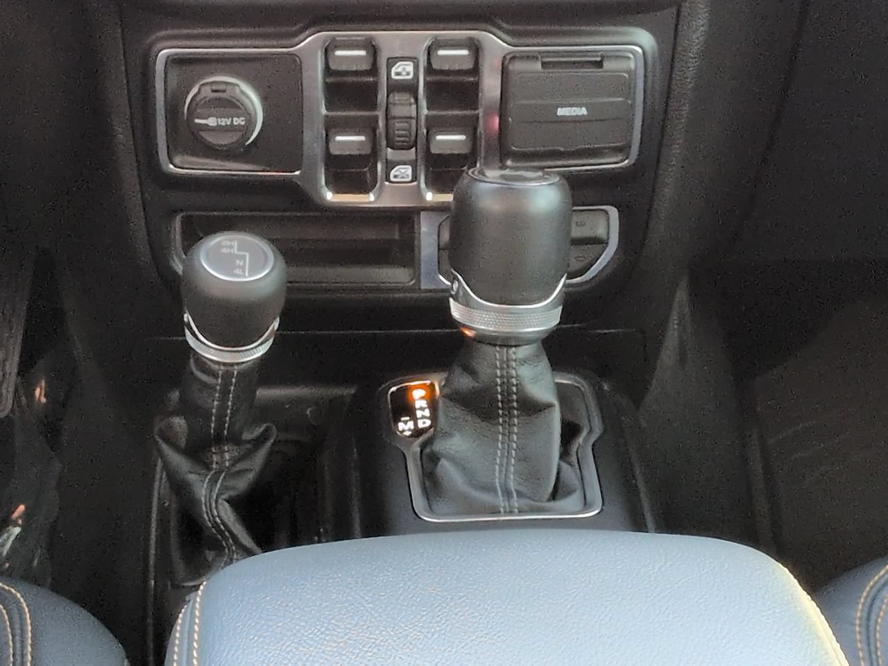 Used 2024 Jeep Wrangler Unlimited Sahara w/ Technology Group AWD/4WD image 18