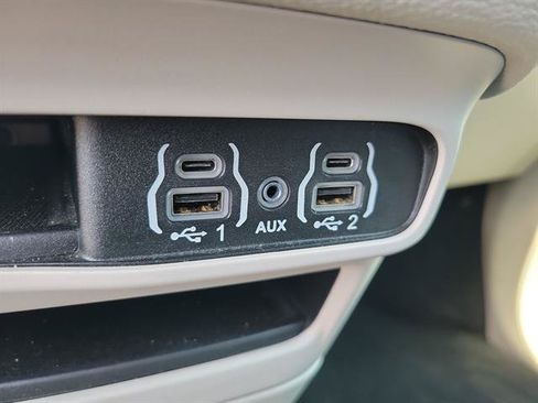 Used 2024 Chrysler Pacifica Limited FWD image 22