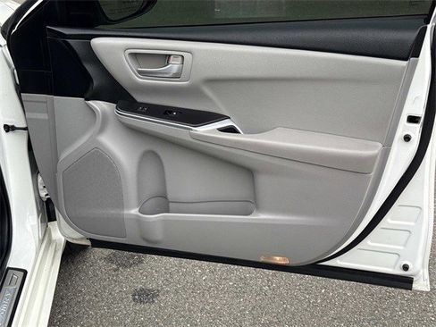 Used 2016 Toyota Camry SE w/ Moonroof Package image 8