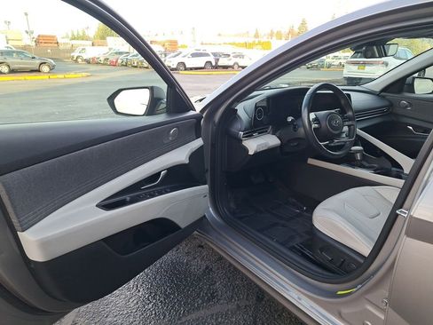 Used 2022 Hyundai Elantra Limited w/ Cargo Package image 11