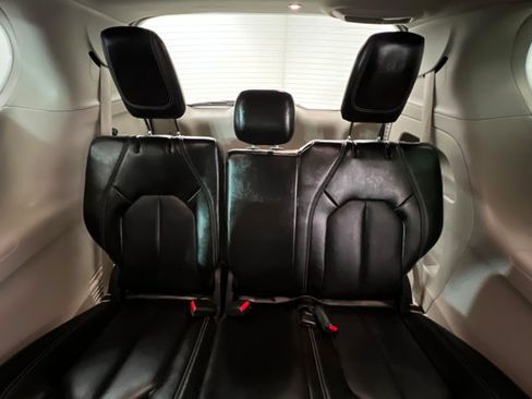 Used 2023 Chrysler Pacifica Touring-L FWD image 21