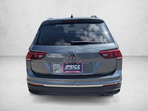 Used 2024 Volkswagen Tiguan SE w/ Panoramic Sunroof Package FWD image 6