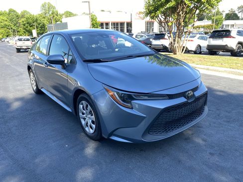Used 2020 Toyota Corolla LE FWD image 3