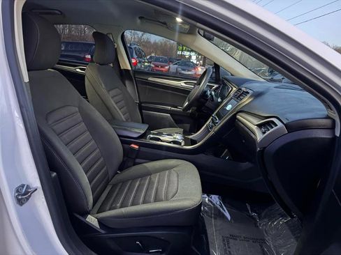 Used 2017 Ford Fusion SE w/ Fusion SE Technology Package image 14