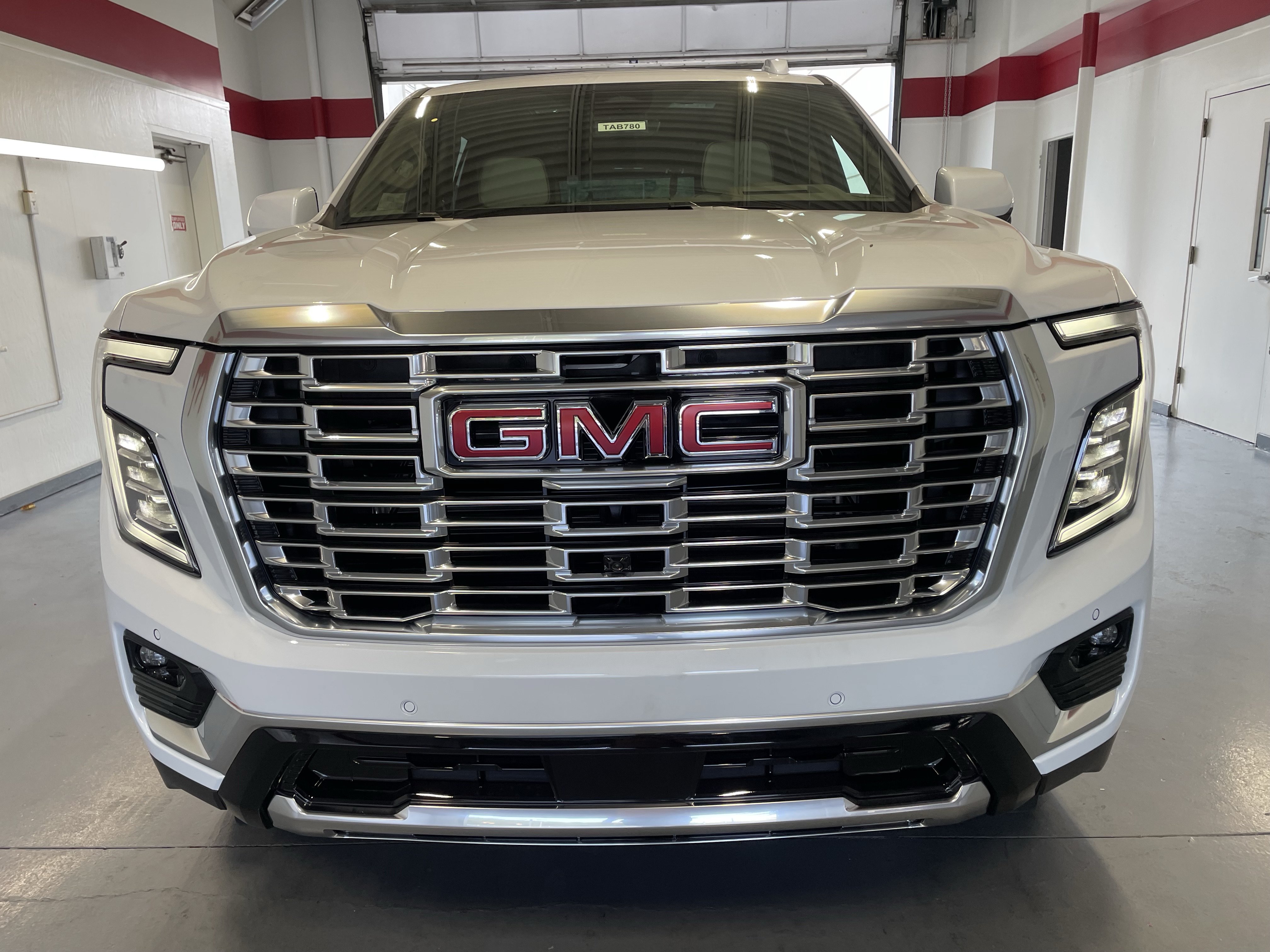 New 2026 GMC Yukon Denali w/ Denali Reserve Package AWD/4WD image 2