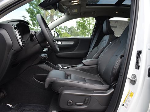 Certified 2024 Volvo XC40 B5 Ultimate w/ Protection Package Premier image 4