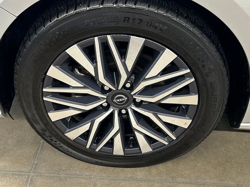 Used 2024 Nissan Altima 2.5 SV image 9