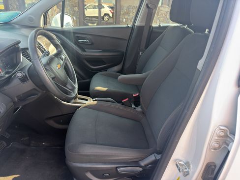 Used 2021 Chevrolet Trax LS AWD/4WD image 9