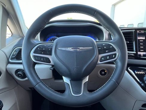 Used 2024 Chrysler Pacifica Touring-L FWD image 11